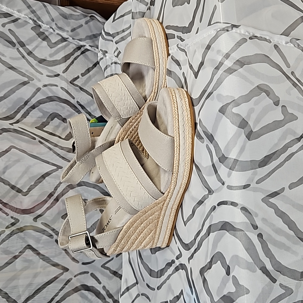 TOMS wedges  sz 7 grey beige NEW